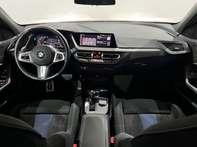 BMW Serie 1 118d color Rojo. Año 2020. 110KW(150CV). Diésel. En concesionario Unicars Ponent de Lleida