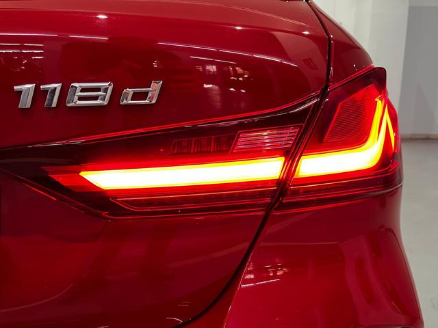 BMW Serie 1 118d color Rojo. Año 2020. 110KW(150CV). Diésel. En concesionario Unicars Ponent de Lleida