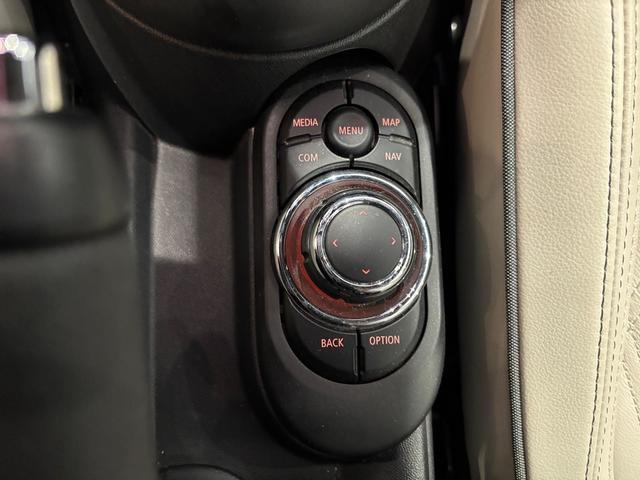 fotoG 36 del MINI MINI Cooper 100 kW (136 CV) 136cv Gasolina del 2021 en Almería