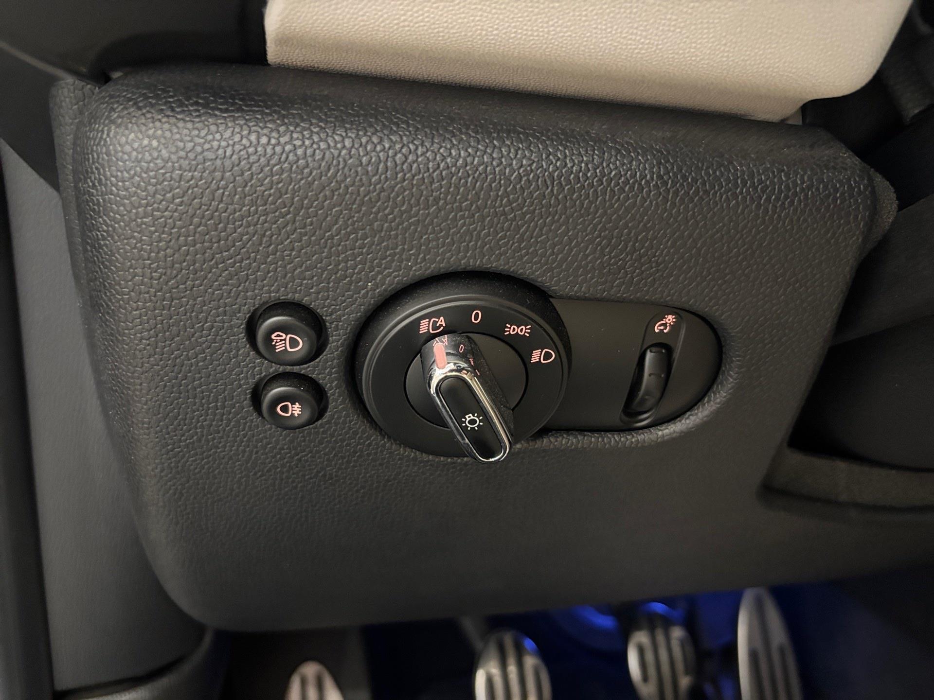 fotoG 19 del MINI MINI Cooper 100 kW (136 CV) 136cv Gasolina del 2021 en Almería