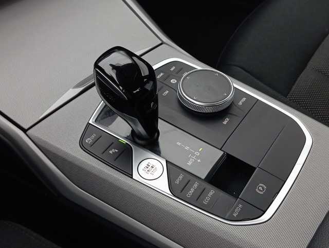 BMW Serie 3 318d color Negro. Año 2022. 110KW(150CV). Diésel. En concesionario Augusta Aragon S.A. de Zaragoza