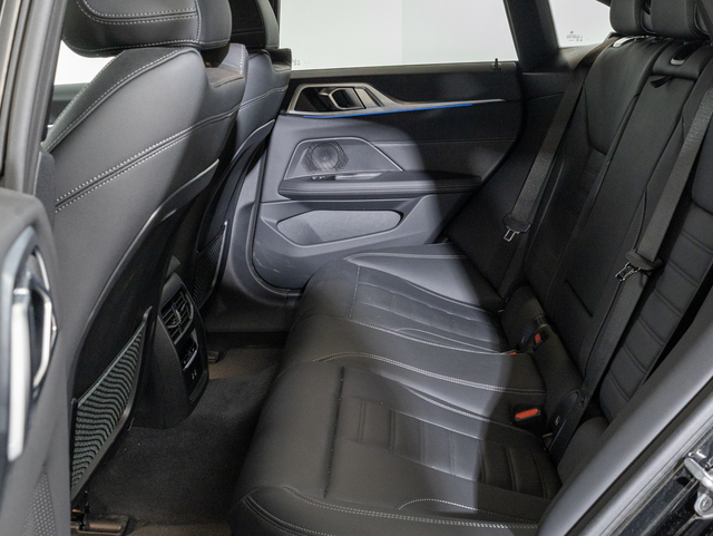 BMW i4 eDrive40 color Negro. Año 2025. 250KW(340CV). Eléctrico. En concesionario Oliva Motor Girona de Girona