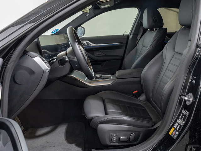BMW i4 eDrive40 color Negro. Año 2025. 250KW(340CV). Eléctrico. En concesionario Oliva Motor Girona de Girona