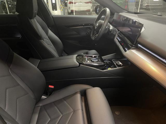 BMW Serie 5 520d color Negro. Año 2025. 145KW(197CV). Diésel. En concesionario BYmyCAR Madrid - Algete de Madrid