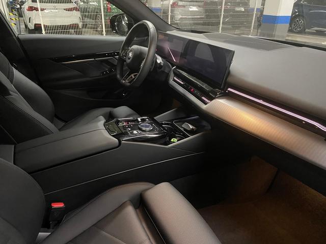 BMW Serie 5 520d color Negro. Año 2025. 145KW(197CV). Diésel. En concesionario BYmyCAR Madrid - Algete de Madrid