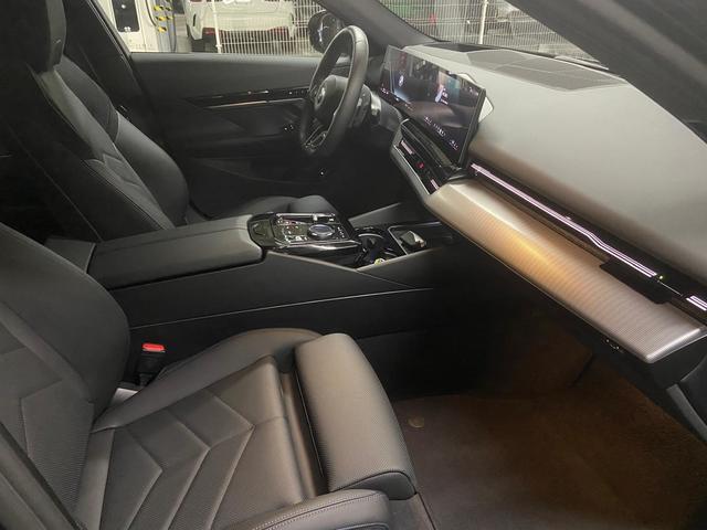 BMW Serie 5 520d color Negro. Año 2025. 145KW(197CV). Diésel. En concesionario BYmyCAR Madrid - Algete de Madrid