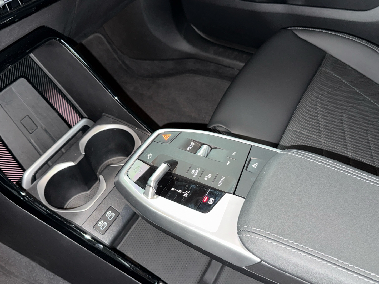 BMW X1 xDrive25e color Verde. Año 2025. 180KW(245CV). Híbrido Electro/Gasolina. En concesionario BYmyCAR Madrid - Algete de Madrid