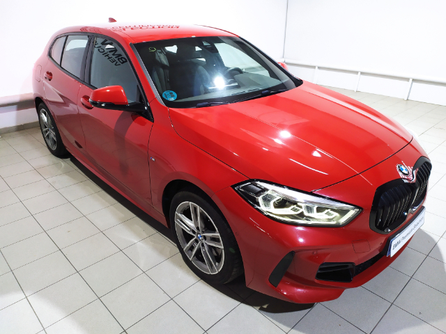 BMW Serie 1 118d color Rojo. Año 2024. 110KW(150CV). Diésel. En concesionario Hispamovil Elche de Alicante