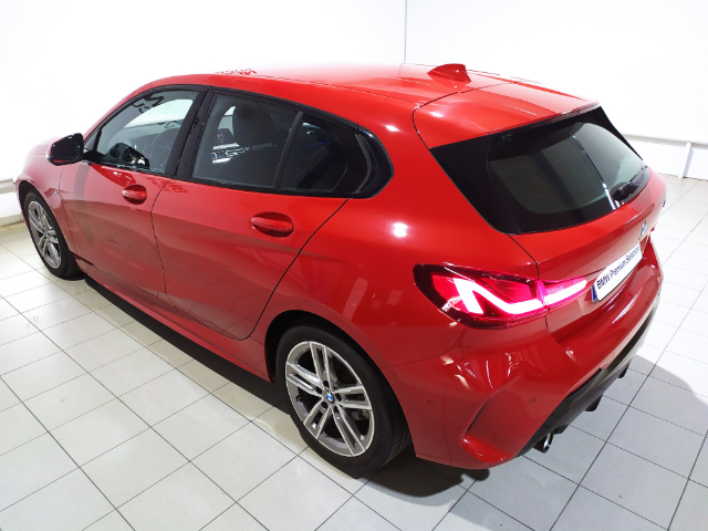 BMW Serie 1 118d color Rojo. Año 2024. 110KW(150CV). Diésel. En concesionario Hispamovil Elche de Alicante