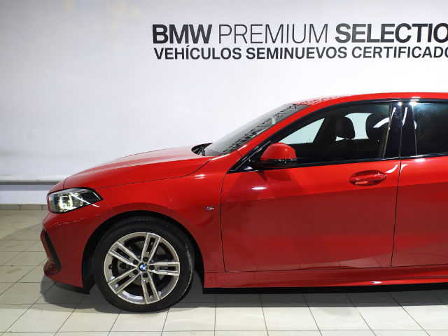 BMW Serie 1 118d color Rojo. Año 2024. 110KW(150CV). Diésel. En concesionario Hispamovil Elche de Alicante