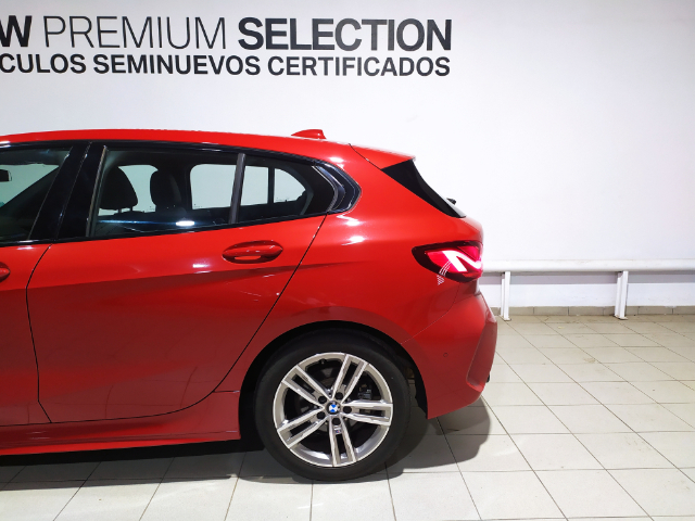 BMW Serie 1 118d color Rojo. Año 2024. 110KW(150CV). Diésel. En concesionario Hispamovil Elche de Alicante