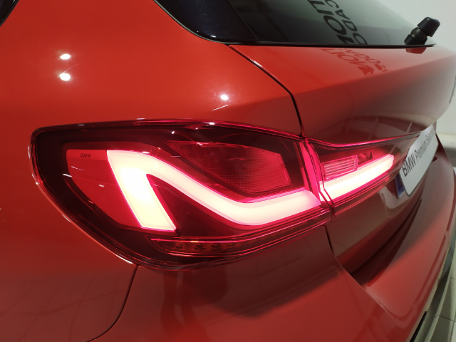 BMW Serie 1 118d color Rojo. Año 2024. 110KW(150CV). Diésel. En concesionario Hispamovil Elche de Alicante