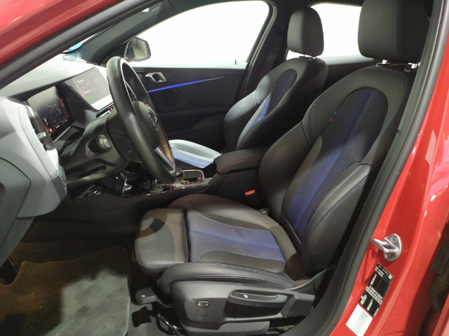 BMW Serie 1 118d color Rojo. Año 2024. 110KW(150CV). Diésel. En concesionario Hispamovil Elche de Alicante