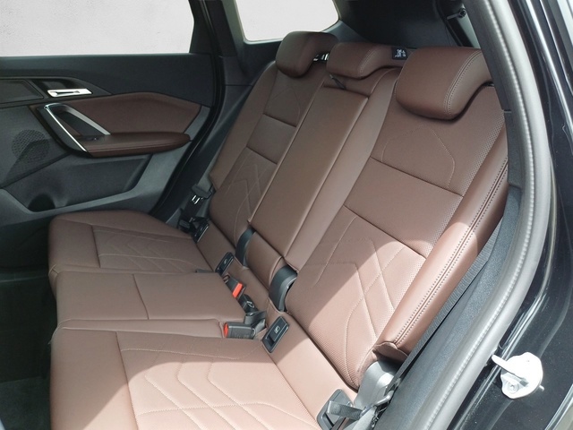 BMW X1 sDrive18i color Negro. Año 2025. 100KW(136CV). Gasolina. En concesionario Marmotor de Las Palmas