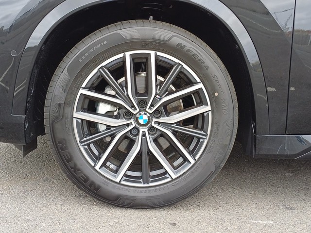 BMW X1 sDrive18i color Negro. Año 2025. 100KW(136CV). Gasolina. En concesionario Marmotor de Las Palmas