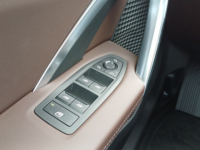 BMW X1 sDrive18i color Negro. Año 2025. 100KW(136CV). Gasolina. En concesionario Marmotor de Las Palmas