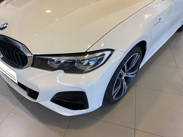 BMW Serie 3 330e color Blanco. Año 2020. 215KW(292CV). Híbrido Electro/Gasolina. En concesionario Marmotor de Las Palmas
