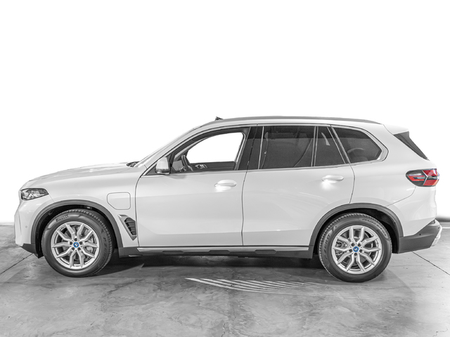 BMW X5 xDrive50e color Blanco. Año 2025. 360KW(489CV). Híbrido Electro/Gasolina. En concesionario Caetano Cuzco, Salvatierra de Madrid