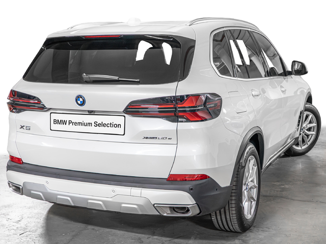 BMW X5 xDrive50e color Blanco. Año 2025. 360KW(489CV). Híbrido Electro/Gasolina. En concesionario Caetano Cuzco, Salvatierra de Madrid
