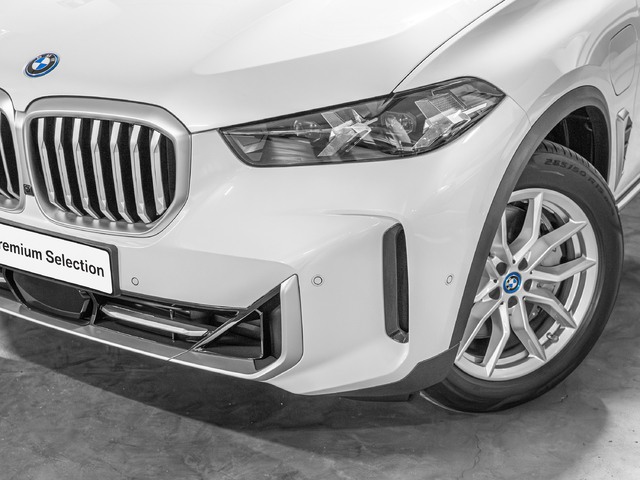 BMW X5 xDrive50e color Blanco. Año 2025. 360KW(489CV). Híbrido Electro/Gasolina. En concesionario Caetano Cuzco, Salvatierra de Madrid