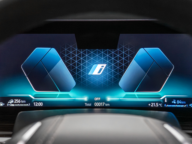 BMW X5 xDrive50e color Blanco. Año 2025. 360KW(489CV). Híbrido Electro/Gasolina. En concesionario Caetano Cuzco, Salvatierra de Madrid