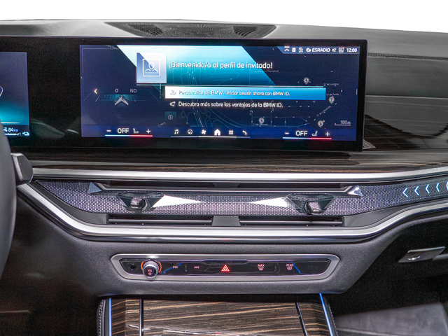 BMW X5 xDrive50e color Blanco. Año 2025. 360KW(489CV). Híbrido Electro/Gasolina. En concesionario Caetano Cuzco, Salvatierra de Madrid