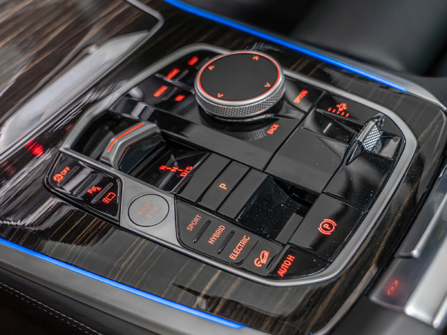 BMW X5 xDrive50e color Blanco. Año 2025. 360KW(489CV). Híbrido Electro/Gasolina. En concesionario Caetano Cuzco, Salvatierra de Madrid