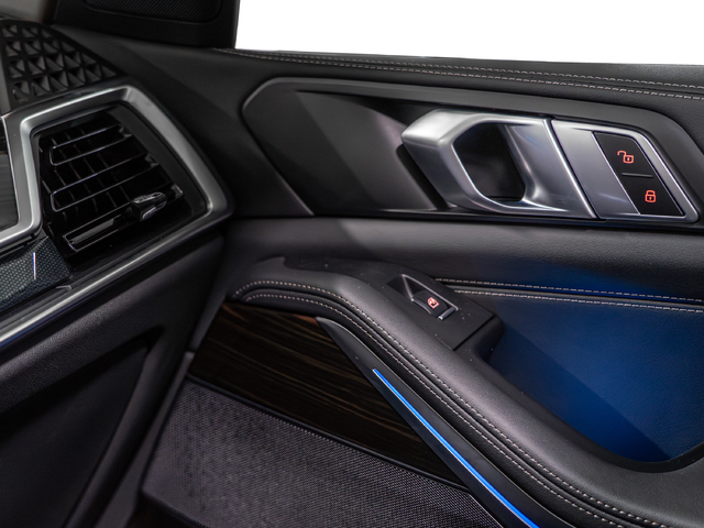 BMW X5 xDrive50e color Blanco. Año 2025. 360KW(489CV). Híbrido Electro/Gasolina. En concesionario Caetano Cuzco, Salvatierra de Madrid