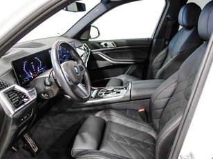 BMW X5 xDrive30d color Blanco. Año 2024. 219KW(298CV). Diésel. En concesionario Barcelona Premium -- GRAN VIA de Barcelona