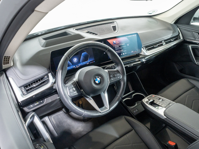 BMW X1 sDrive18d color Blanco. Año 2024. 110KW(150CV). Diésel. En concesionario Oliva Motor Girona de Girona