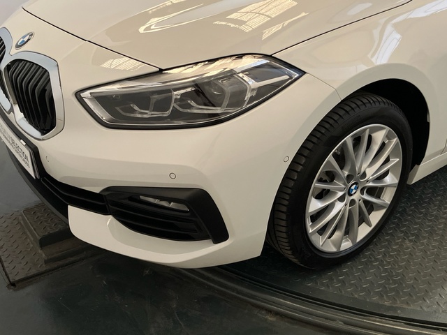 BMW Serie 1 118d color Blanco. Año 2024. 110KW(150CV). Diésel. En concesionario Proa Premium Palma de Illes Balears