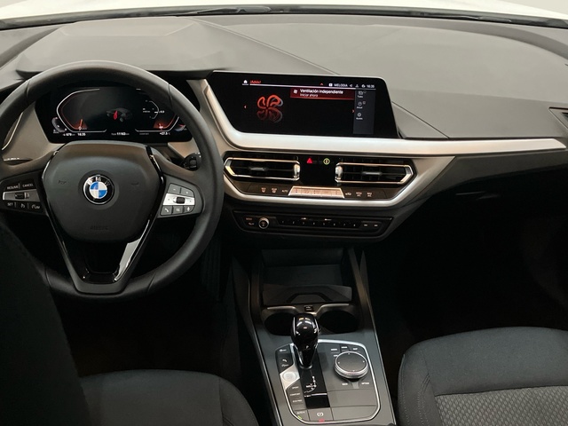 BMW Serie 1 118d color Blanco. Año 2024. 110KW(150CV). Diésel. En concesionario Proa Premium Palma de Illes Balears