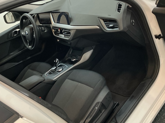 BMW Serie 1 118d color Blanco. Año 2024. 110KW(150CV). Diésel. En concesionario Proa Premium Palma de Illes Balears