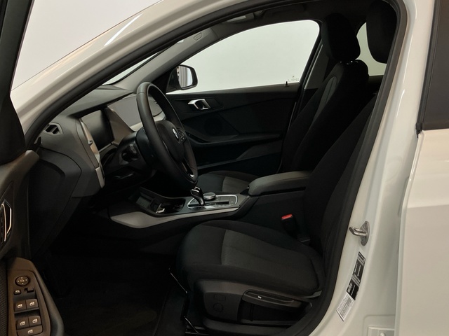 BMW Serie 1 118d color Blanco. Año 2024. 110KW(150CV). Diésel. En concesionario Proa Premium Palma de Illes Balears