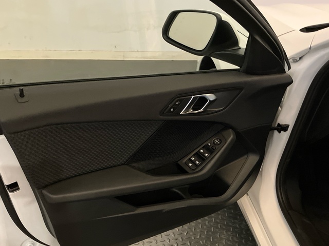 BMW Serie 1 118d color Blanco. Año 2024. 110KW(150CV). Diésel. En concesionario Proa Premium Palma de Illes Balears
