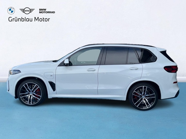 BMW X5 xDrive50e color Blanco. Año 2025. 360KW(489CV). Híbrido Electro/Gasolina. En concesionario Grünblau Motor (Bmw y Mini) de Cantabria