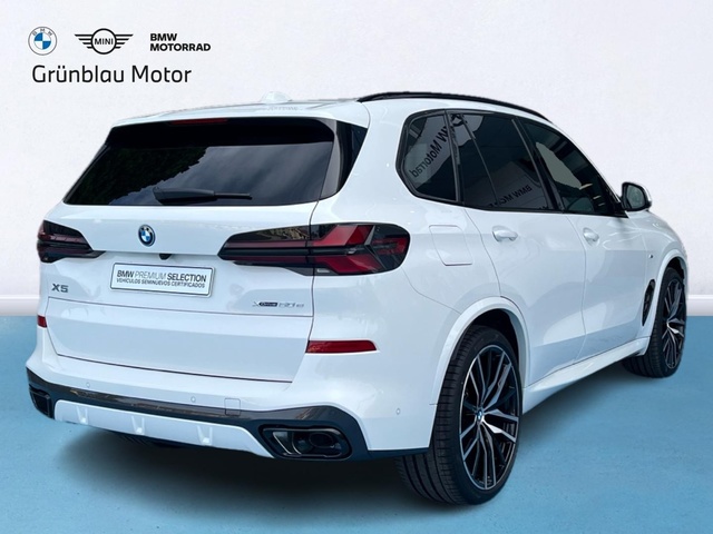 BMW X5 xDrive50e color Blanco. Año 2025. 360KW(489CV). Híbrido Electro/Gasolina. En concesionario Grünblau Motor (Bmw y Mini) de Cantabria