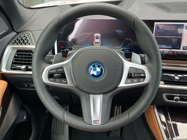 BMW X5 xDrive50e color Blanco. Año 2025. 360KW(489CV). Híbrido Electro/Gasolina. En concesionario Grünblau Motor (Bmw y Mini) de Cantabria