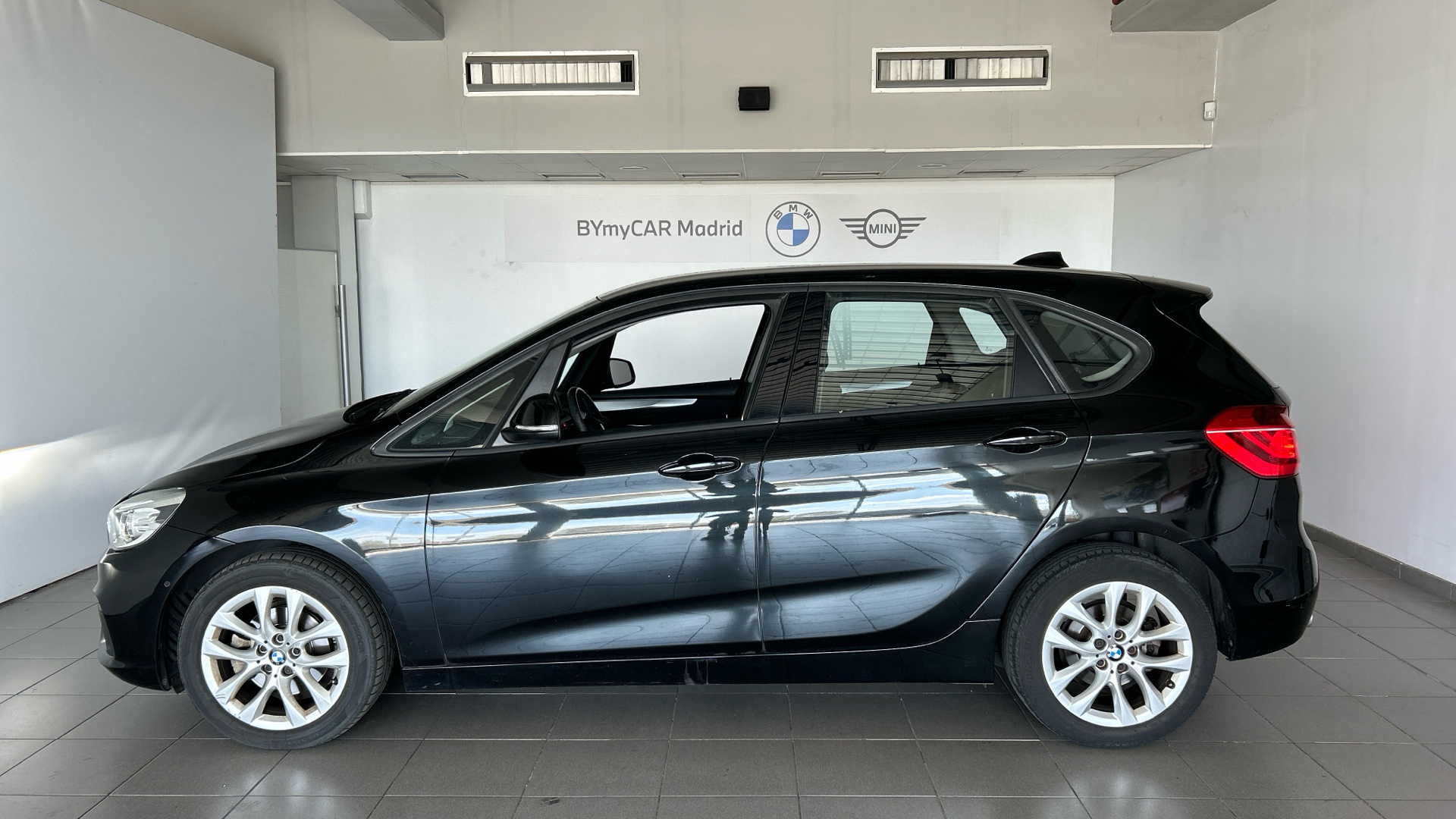 BMW Serie 2 218d Active Tourer color Negro. Año 2016. 110KW(150CV). Diésel. En concesionario BYmyCAR Madrid - Alcalá de Madrid