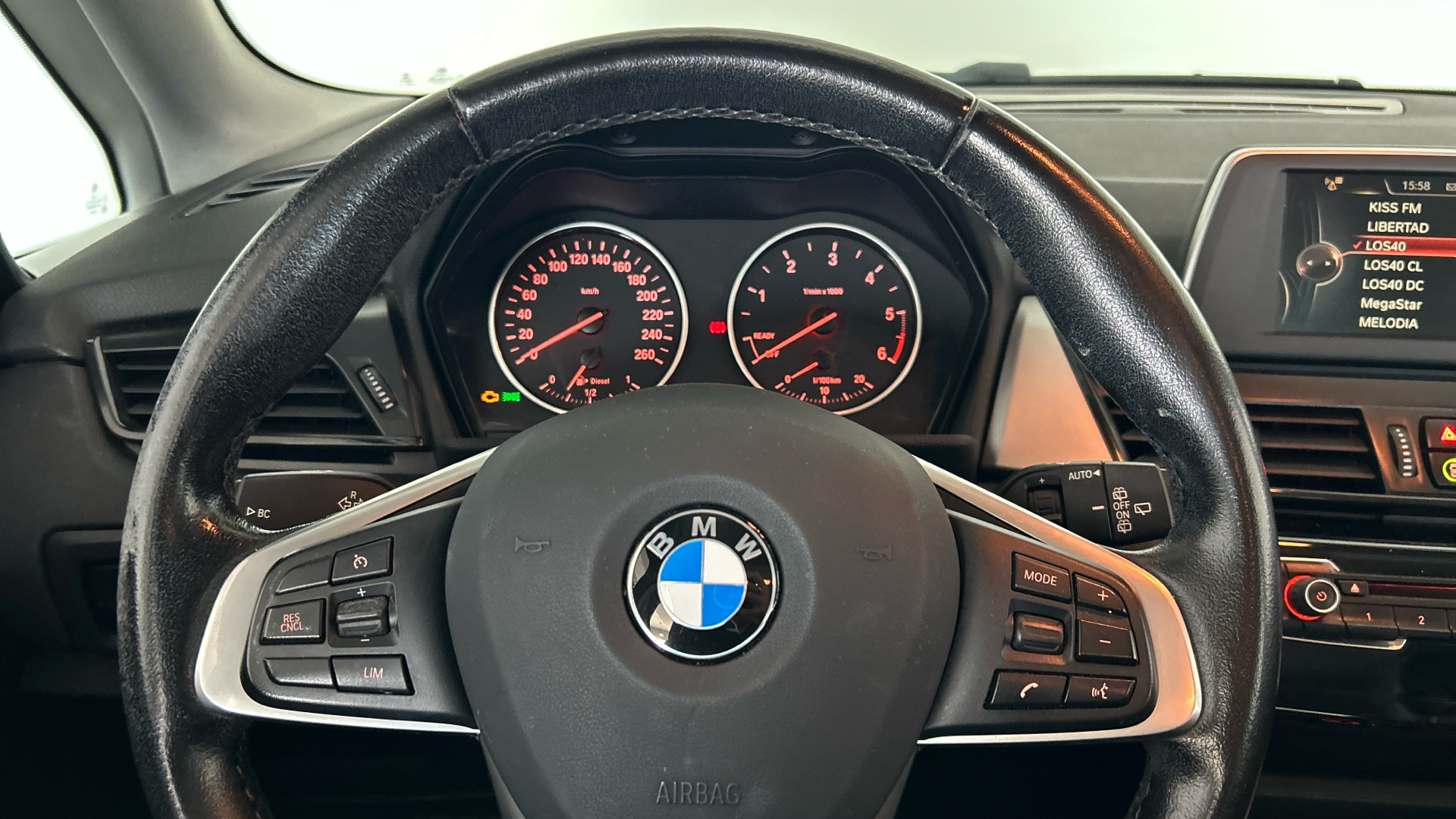 BMW Serie 2 218d Active Tourer color Negro. Año 2016. 110KW(150CV). Diésel. En concesionario BYmyCAR Madrid - Alcalá de Madrid
