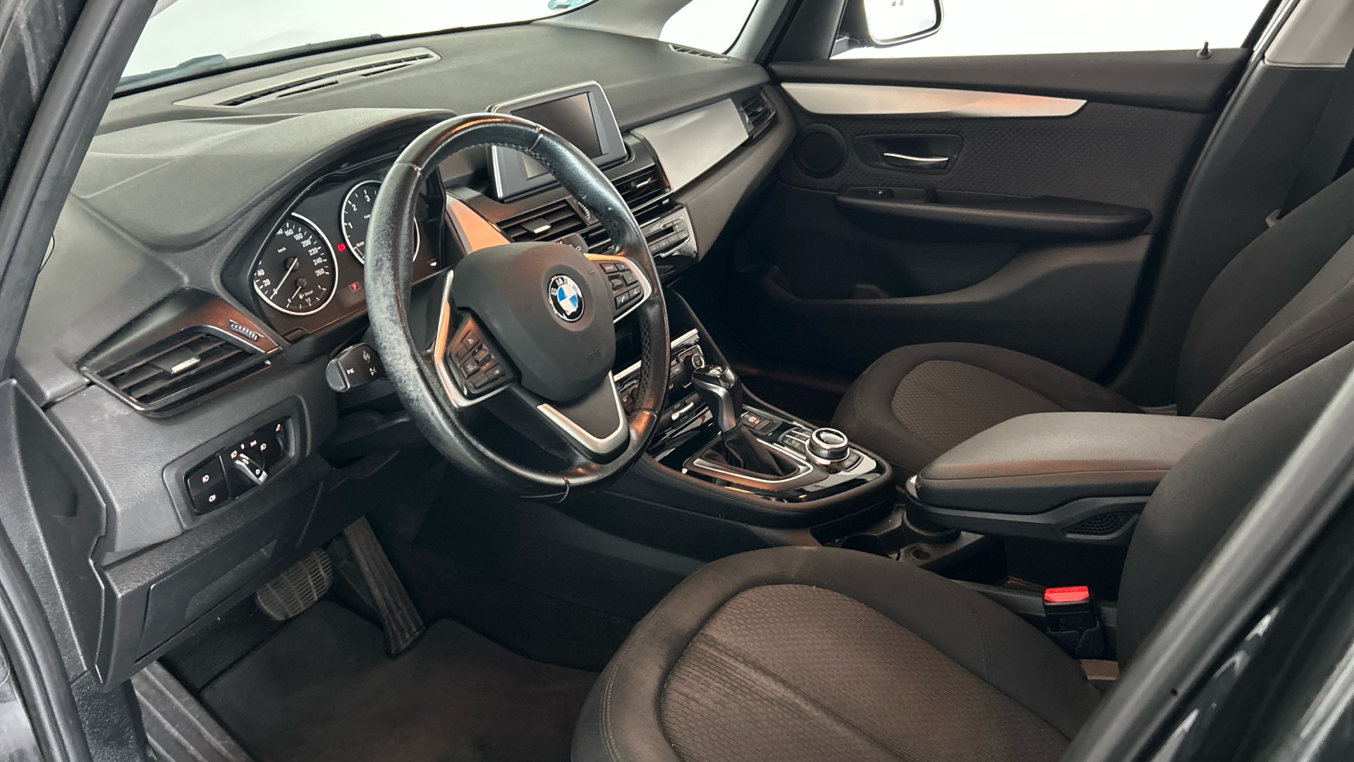 BMW Serie 2 218d Active Tourer color Negro. Año 2016. 110KW(150CV). Diésel. En concesionario BYmyCAR Madrid - Alcalá de Madrid