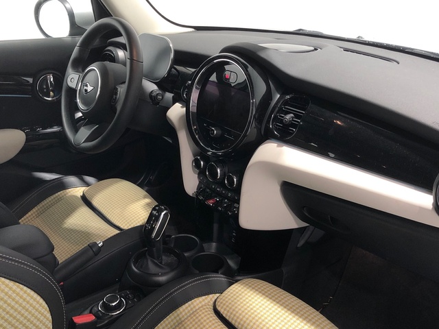 fotoG 7 del MINI MINI 5 Puertas Cooper 100 kW (136 CV) 136cv Gasolina del 2024 en Madrid