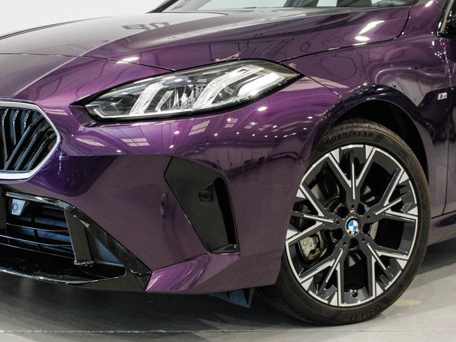 BMW Serie 1 118d color Violeta. Año 2025. 110KW(150CV). Diésel. En concesionario Barcelona Premium -- GRAN VIA de Barcelona