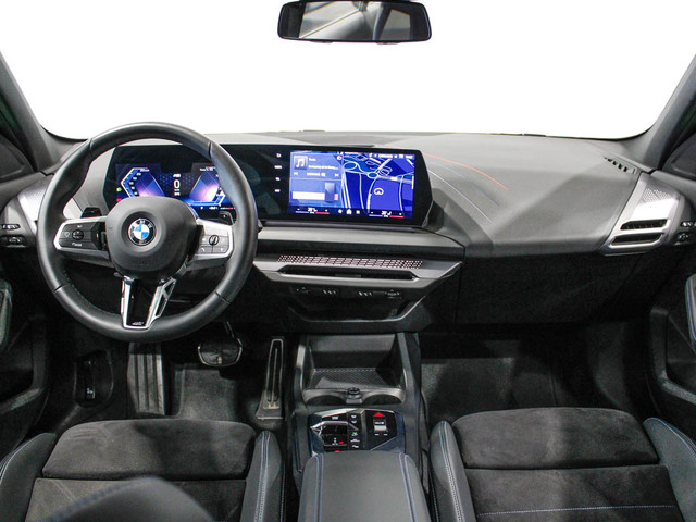 BMW Serie 1 118d color Violeta. Año 2025. 110KW(150CV). Diésel. En concesionario Barcelona Premium -- GRAN VIA de Barcelona
