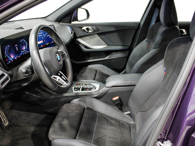 BMW Serie 1 118d color Violeta. Año 2025. 110KW(150CV). Diésel. En concesionario Barcelona Premium -- GRAN VIA de Barcelona
