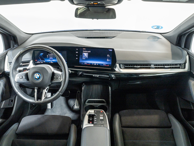 BMW Serie 2 230e Active Tourer color Azul. Año 2024. 240KW(326CV). Híbrido Electro/Gasolina. En concesionario Oliva Motor Girona de Girona