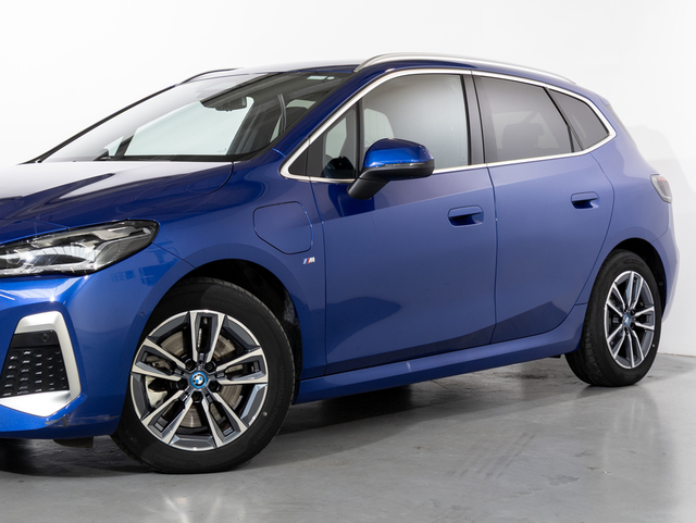 BMW Serie 2 230e Active Tourer color Azul. Año 2024. 240KW(326CV). Híbrido Electro/Gasolina. En concesionario Oliva Motor Girona de Girona