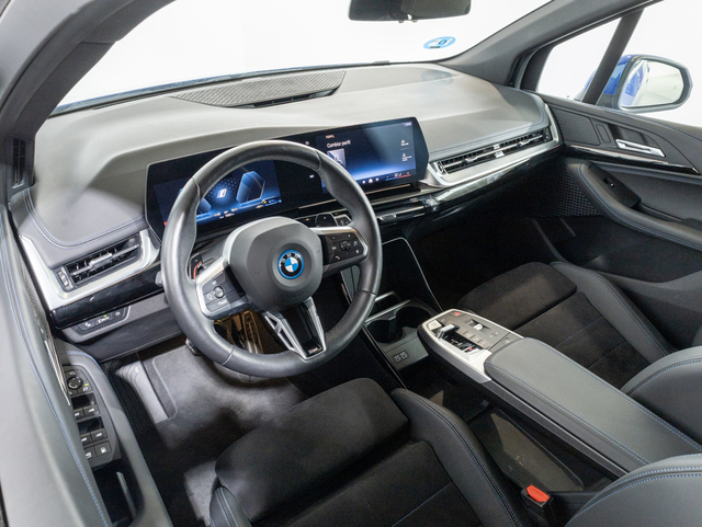 BMW Serie 2 230e Active Tourer color Azul. Año 2024. 240KW(326CV). Híbrido Electro/Gasolina. En concesionario Oliva Motor Girona de Girona