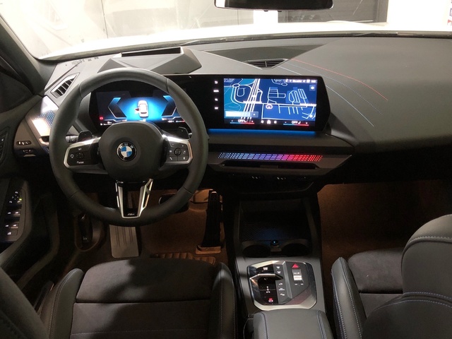 BMW Serie 1 118d color Blanco. Año 2025. 110KW(150CV). Diésel. En concesionario Auto Premier, S.A. - MADRID de Madrid