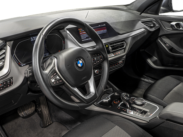 BMW Serie 1 118d color Blanco. Año 2020. 110KW(150CV). Diésel. En concesionario Caetano Cuzco, Alcalá de Madrid
